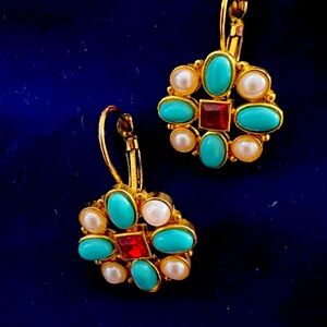 Custom jewelry earrings with beautiful and colorful stones and pearl!